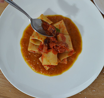 pasta e guanciale nel piatto